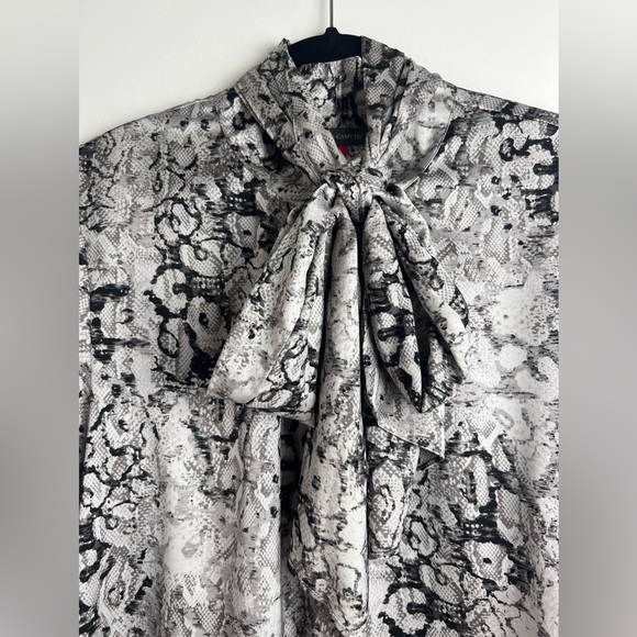 Vince Camuto Reptile Printed Tie Neck Puff Sleeve Button Front Blouse Top Sz XL - Picture 5 of 8